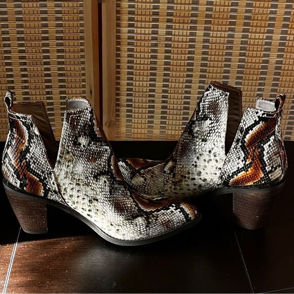 Very Volatile LA Faux python  Booties 8.5 - Picture 5 of 16